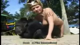 Üppige телочка mit nackten Titten in einem Käfig verführt einen Affen auf Sex