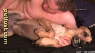 Ein fetter Mann mit Zopf seinen treuen Hund vergewaltigt